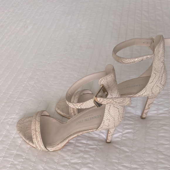 Gold and Beige KENNETH COLE sandals size 9.5 - Picture 1 of 6